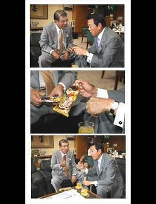 コンビニの前でアイスを食う麻生太郎