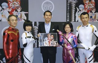 エヴァ展をPRするコスプレ姿の関市職員