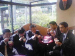 コンビニの前でアイスを食う麻生太郎