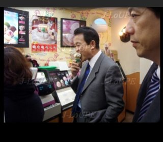 コンビニの前でアイスを食う麻生太郎