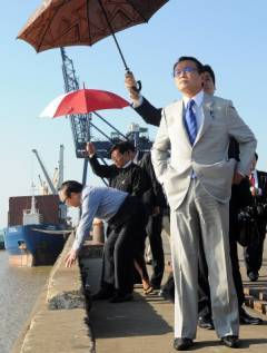 コンビニの前でアイスを食う麻生太郎