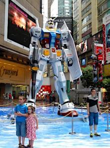 香港に｢ｶﾞﾝﾀﾞﾑ｣出現
