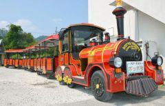 客驚かせようとＳＬ風乗り物横転、乳児ら搬送 