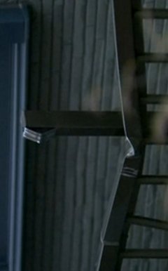 女子高生が転落死、忘れ物取りに自宅２階によじ登る