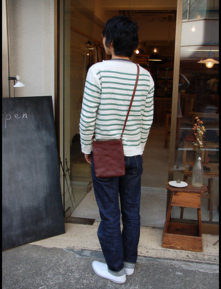 男性に自分のバッグを持たせる女性