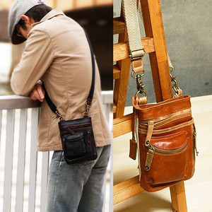 男性に自分のバッグを持たせる女性