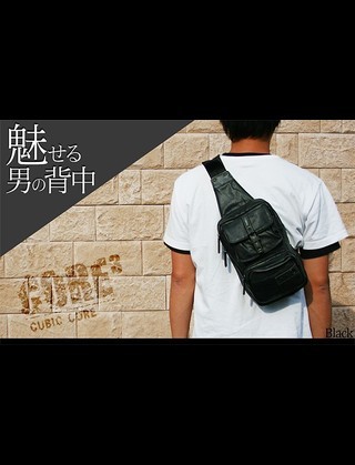 男性に自分のバッグを持たせる女性