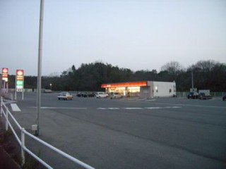コンビニ駐車場で、食事はあり？なし？