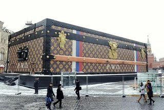 赤の広場にヴィトン巨大展示 場、批判受け撤去へ