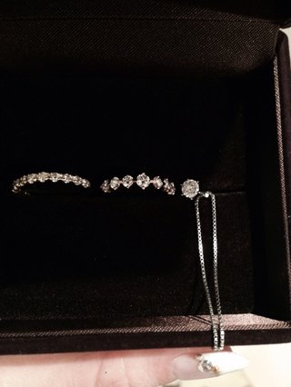 指輪にダイヤが入っている人教えて