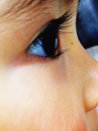 お目目くりんくりんで睫毛くるんくるんなお子様