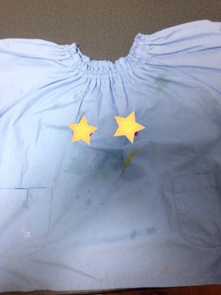 幼稚園のスモッグの汚れ