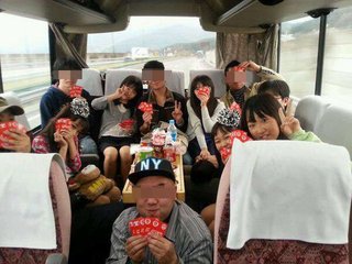 小中学生アイドル「Peach sugar snow」とファンのバスツアー画像がなんかスゴイ