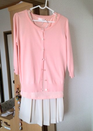 この服装に合う靴は何色ですか？