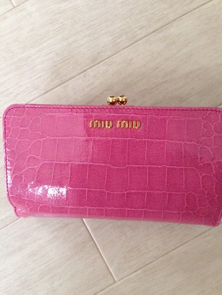 皆さんの財布見せてください。