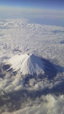 富士山頂でスノボ、火口に転落死