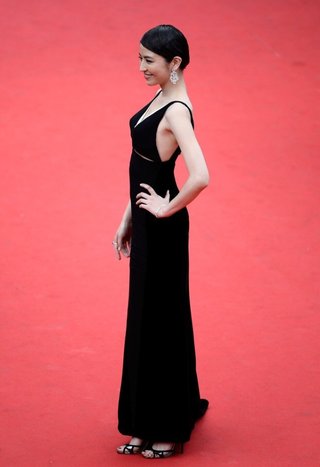 長澤まさみ下乳あらわなドレスで登場