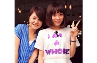 高橋愛が胸に尻軽女と書いたTシャツで登場