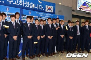 【サッカー】帰国した韓国代表をファンが攻撃　アメ玉の洗礼に