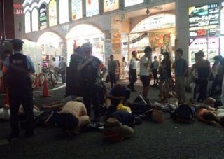 新宿コマ劇場前で女子大生が集団昏倒する異常事態が発生、明大公認のサークルか