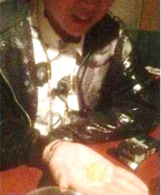 新宿コマ劇場前で女子大生が集団昏倒する異常事態が発生、明大公認のサークルか