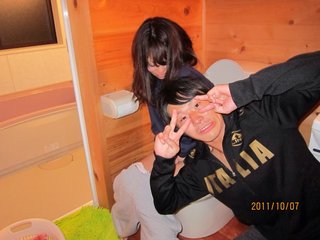 新宿コマ劇場前で女子大生が集団昏倒する異常事態が発生、明大公認のサークルか