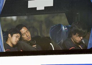[画像]空港に向かうバスで寄り添ってる内田と吉田｡｡｡