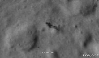 グーグルアース、月面で人と見られる物体を発見  　