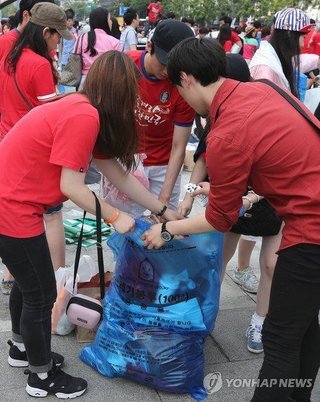 【Ｗ杯】日本のマネも…観客ゴミ拾い「韓国の専売特許」に仕立てる韓国メディア  