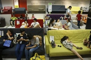【中国】「ここは自宅か！」とツッコミたくなる北京のIKEA、売り場のベッドで熟睡する中国人たち 