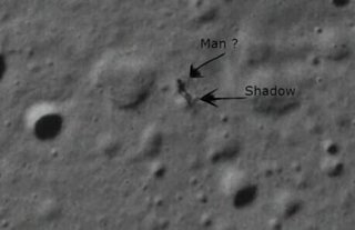 グーグルアース、月面で人と見られる物体を発見  　
