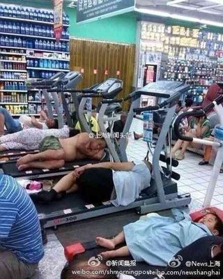 【中国】「ここは自宅か！」とツッコミたくなる北京のIKEA、売り場のベッドで熟睡する中国人たち 
