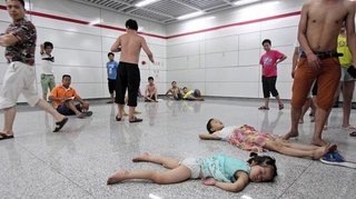 【中国】「ここは自宅か！」とツッコミたくなる北京のIKEA、売り場のベッドで熟睡する中国人たち 