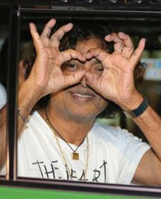 証拠ない…ローラさん父、処分保留で釈放 