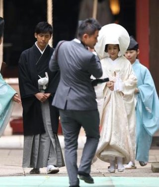 関根麻里　韓国人歌手Ｋと挙式　白無垢、袴姿で 