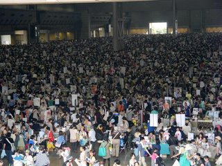 【コミケ】動員数５６万人を誇るコミケ、その数はメッカ巡礼に次ぐ数で鳥取県全人口より多い