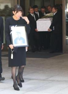 上原多香子の夫自殺