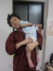 首ひねる独自マッサージ後   乳児死亡   大阪