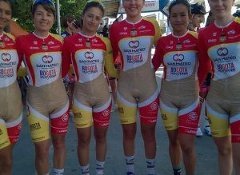 コロンビアの女子自転車チームのユニフォームが過激だと物議（画像あり）