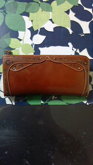 皆さんの財布見せてください。