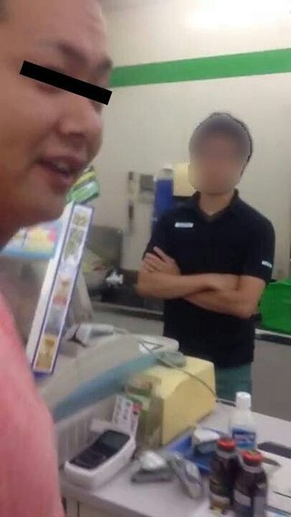 ファミマ店員、性質の悪い客に土下座させられる…動画