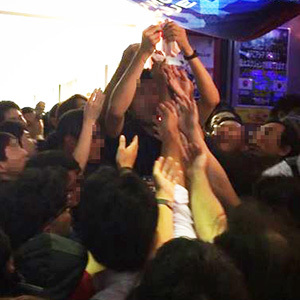 女優の胸をもんで社会貢献!?　日本の「おっぱい募金」、海外メディア冷ややか 