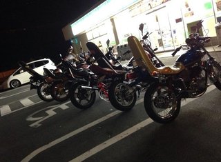 ファミマ店員、性質の悪い客に土下座させられる…動画