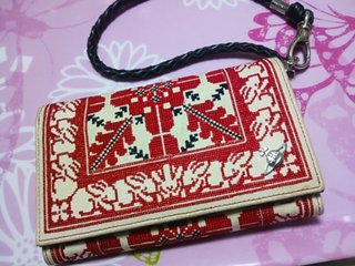 皆さんの財布見せてください。