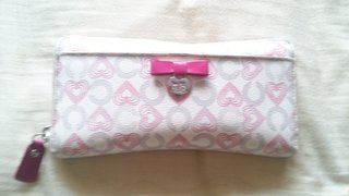 皆さんの財布見せてください。