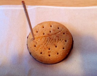 【駄写】チョコビスケット、手が汚れるから、こうやって食べるよ