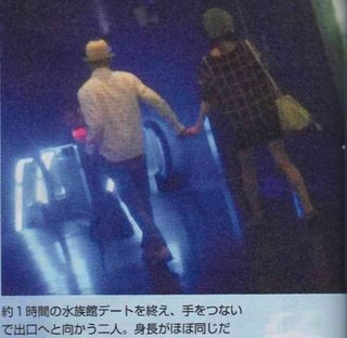 「バイきんぐ」小峠英二＆坂口杏里　手つなぎデート