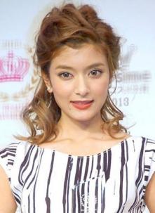 ローラさんの父親逮捕、海外療養費“詐欺”の疑い