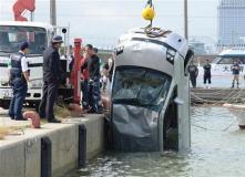 海に車転落２人死亡 泉佐野 子供２人心肺停止