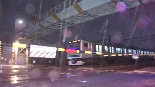 電車の下をくぐり踏切を渡ろうとした男性がひかれ死亡